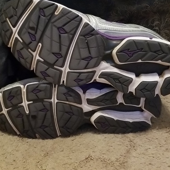 Womens Mizuno size 11 shoes - Picture 5 of 6